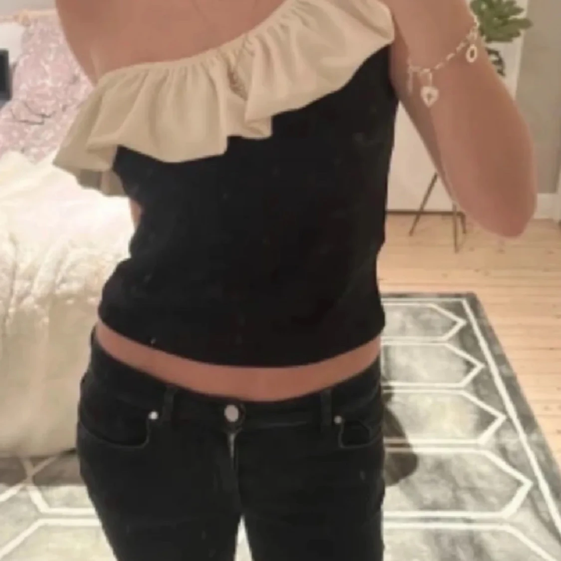 Svart och beige oneshoulder topp med volang - 1