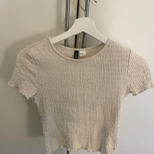 Topp - Säljer denna då den blivit för liten men super söt topp🌸Om du är intresserad utav flera grejer i min profil så skriv till mig så kan jag göra en annons med det du önskar. Det blir billigare än bundle då köparavgiften inte blir lika hög. 🌸