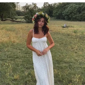 Zara Vit långklänning med spets - Romantisk vit långklänning med tunna axelband och vacker spets över hela klänningen. Klänningen har en luftig passform och är perfekt för sommarens alla tillfällen. Söt och bohemisk känsla med fina detaljer.