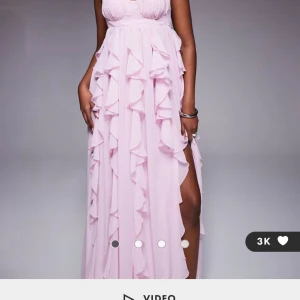 Ljusrosa långklänning med volanger - EM HELT NY KLÄNNING!! Nypris: 1709! En väldigt populär somrig klänning från asos. Säljer för att den inte kommer till användning.   Romantisk ljusrosa långklänning med volangdetaljer framtill och längs kjolen. Klänningen har ärmlös design, v-ringning och en slits på sidan. Perfekt för bal eller fest. Tillverkad i ett lätt och flygigt material.