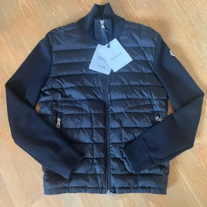 Moncler cardigan - En svart Moncler cardigan utan defekter. Tags sitter på och den är testat fåtal gånger. Storlek S
