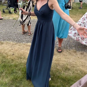 Marinblå långklänning med v-ringning - Säljer nu min snygga balklänning som är köpt på JJ house. Nos den har ingen slits som sista bilden! Men annars sig lik OBS den är upp sydd så den passar mig som är 150cm lång. På bilderna har jag även ca 4cm klack❤️❤️❤️ Inte jätte bra bilder så kan sila bättre bilder! Den har inga fläckar.