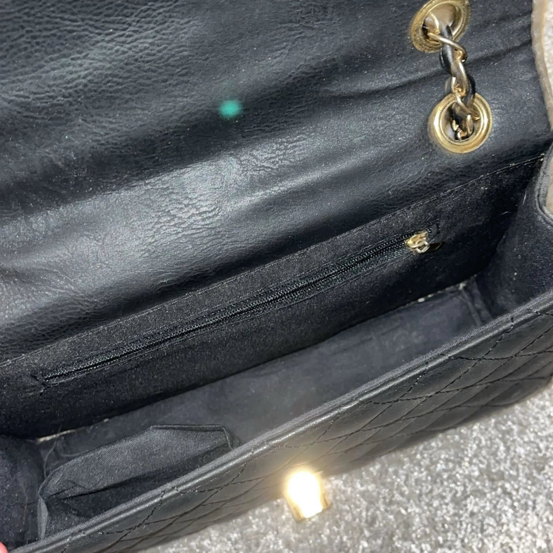 Svart quiltad axelväska med guldkedja - 2