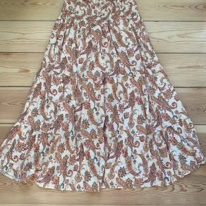 lång volangkjol - Bara använd några få gånger. Insydd ca 2 cm i midjan, men väldigt töjbar resår på toppen.