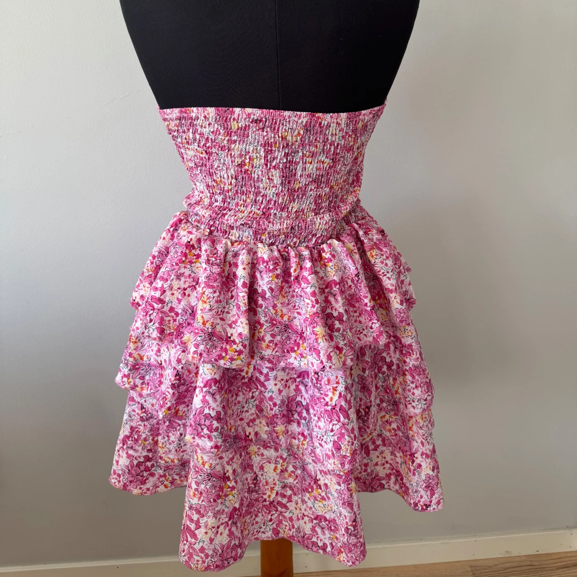 Rosa blommig volangklänning - 1