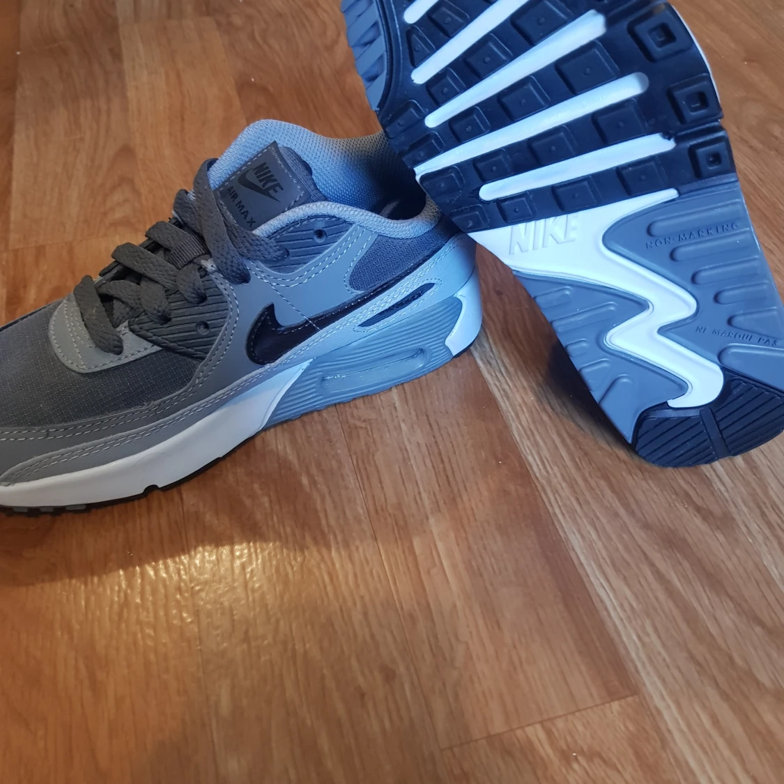 Nike Air Max 90 i grått och svart - 1