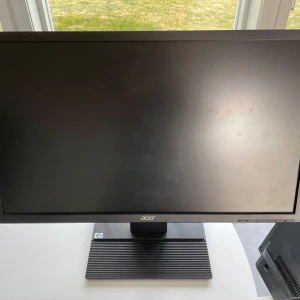 Svart datorskärm från Acer - Säljer en svart datorskärm från Acer med HDMI kabel. Skärmen är 120 - 144 hertz skärm. Pris kan diskuteras vid snabb affär. 