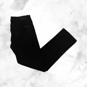 Nudie Jeans Grim Tim  - Ett par riktigt feta nudie jeans, modelen är grim tim💫 Nypris är på runt 1600kr 🙌🏻 skicket är 9/10 med inga defekter 💯 Storleken är W32 L32 men passar även mindre. Vid minsta fundering är det bara att höra av sig✨