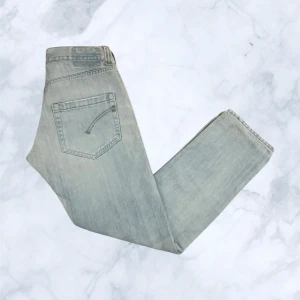 Dondup jeans  - Ett par wriktigt feta Dondup jeans, model slim fit💫 Nypris är på runt 3000kr 🙌🏻 skicket är 8/10 💯 Storleken är W32 men passar även W30. Vid minsta fundering är det bara att höra av sig✨Priset kan diskuteras 🤩