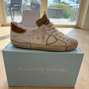 Phillipe model skor - Säljer ett par Phillipe modells i modellen PRSX low, välanvända men inga stora defekter eller hål. Riktigt snygga nu speciellt på sommaren. Orginalbox och tagg finns 🤩om du har några funderingar så tveka inte att höra av dig! pris kan diskuteras vid snabb affär 🙌