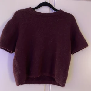 Vinröd stickad kortärmad tröja från Gina Tricot - Mysig vinröd stickad tröja från Gina Tricot. Tröjan är använd ett fåtal gånger, materialet kliar för dom som är känslig mot det. Säljer pga den inte kommit till användning!💕 Pris kan diskuteras💕