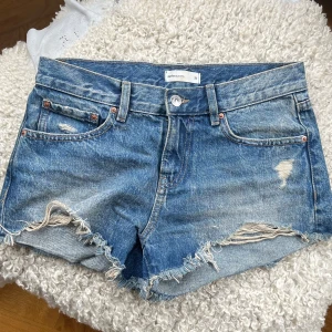 Jeans shorts  - Jättesnygga jeansshorts form gina!! Sitter low waist ❣️🥹