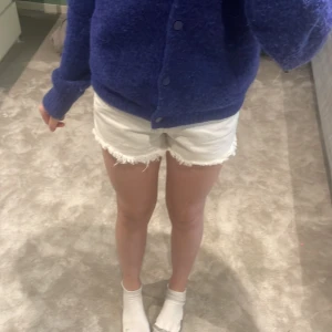 Vita jeansshorts  - Säljer ett par vita jeansshorts💓 Jag har aldrig använt dessa förutom förutom nu på bilden💘 Kan byta mot ett par andra liknande shorts💞