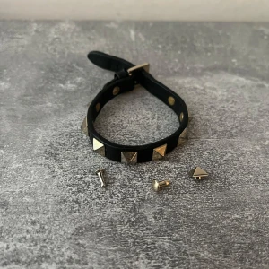 Valentino armband svart/guld - Valentino armband svart/guld, bra skick men limmats lite på änden, extra nit ingår, storleken är justerbar. 