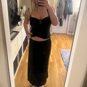 Svart långkjol  - Säljer en svart långkjol! Sitter tight upp till och luftigare ner till. Passar till allt. Knappt använd!