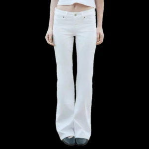 Vita jeans  - Säljer mina slutsålda lågmidjade bootcut jeans från h&m! Storlek 40 men passar 38. Jag är 161 cm och jeansen går ner till skorna💞har använt jeansen 3 gånger!