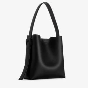 Svart axelväska i skinn Arketliknande - Stilren svart axelväska i skinn från Mango. Perfekt för dig som gillar en clean look och vill ha plats för allt du behöver. Den har några skador som kan visas närmare! 