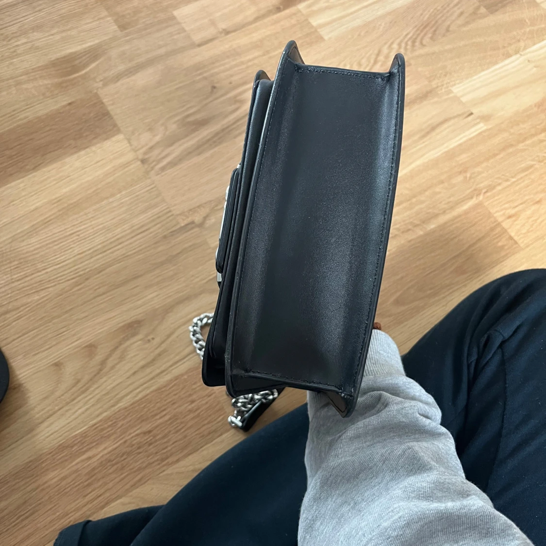 Svart axelväska från Michael Kors med kedjerem - 1