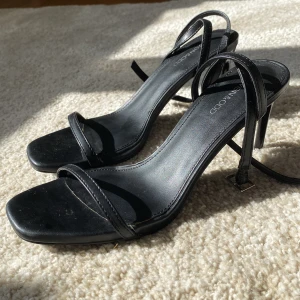 Svarta klackskor från Even&Odd - Säljer ett par stilrena svarta klackskor från Even&Odd med smala remmar. Skorna har fyrkantig tå och en elegant design som passar perfekt till sommarens outfits. Säljer då det var lite för små för mig💕