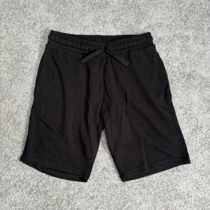 Svarta shorts - Svarta basic shorts från H&M, aldrig använt!