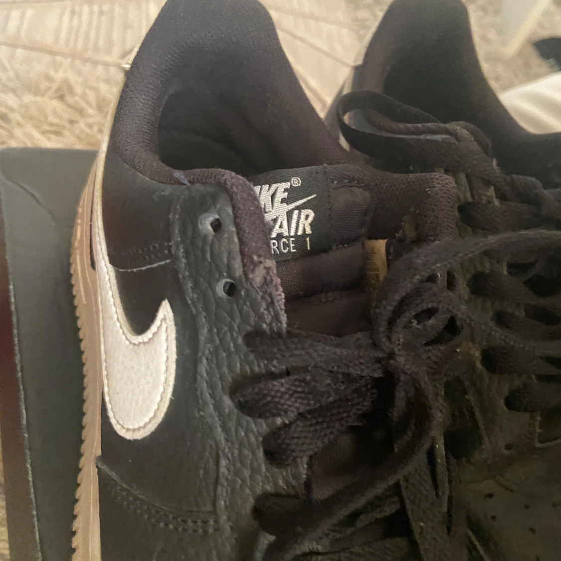 Svarta Nike Air Force 1 sneakers med vit sula - 1