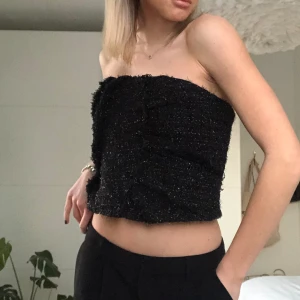 Korsett - Säljer denna vackra korsett från Zara! Sparsamt använd så därav i bra skick. Storlek S.