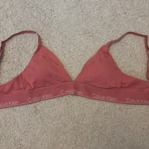Rosa Calvin Klein bh - Jätte fin rosa bh från Calvin Klein som endast är använd en gång och är som ny💓💕