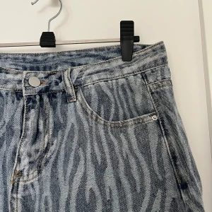Jeans shorts med zebra mönster  - Jättecoola jeans shorts med zebramöster!