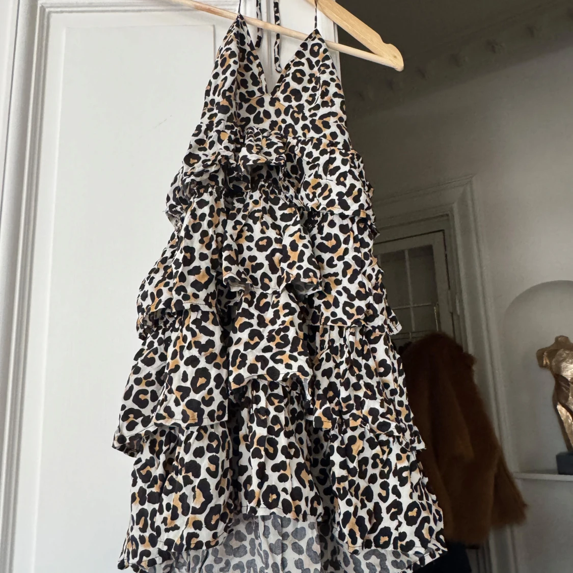 Leopardmönstrad volangklänning