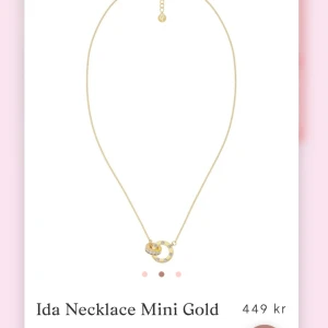 Ida Necklace Mini Gold från Edblad - Elegant halsband i guldplätering från Edblad med två cirkelformade hängen. Endast använd ett par gånger så är i ett super fint skick. Nypris 449kr💖💖