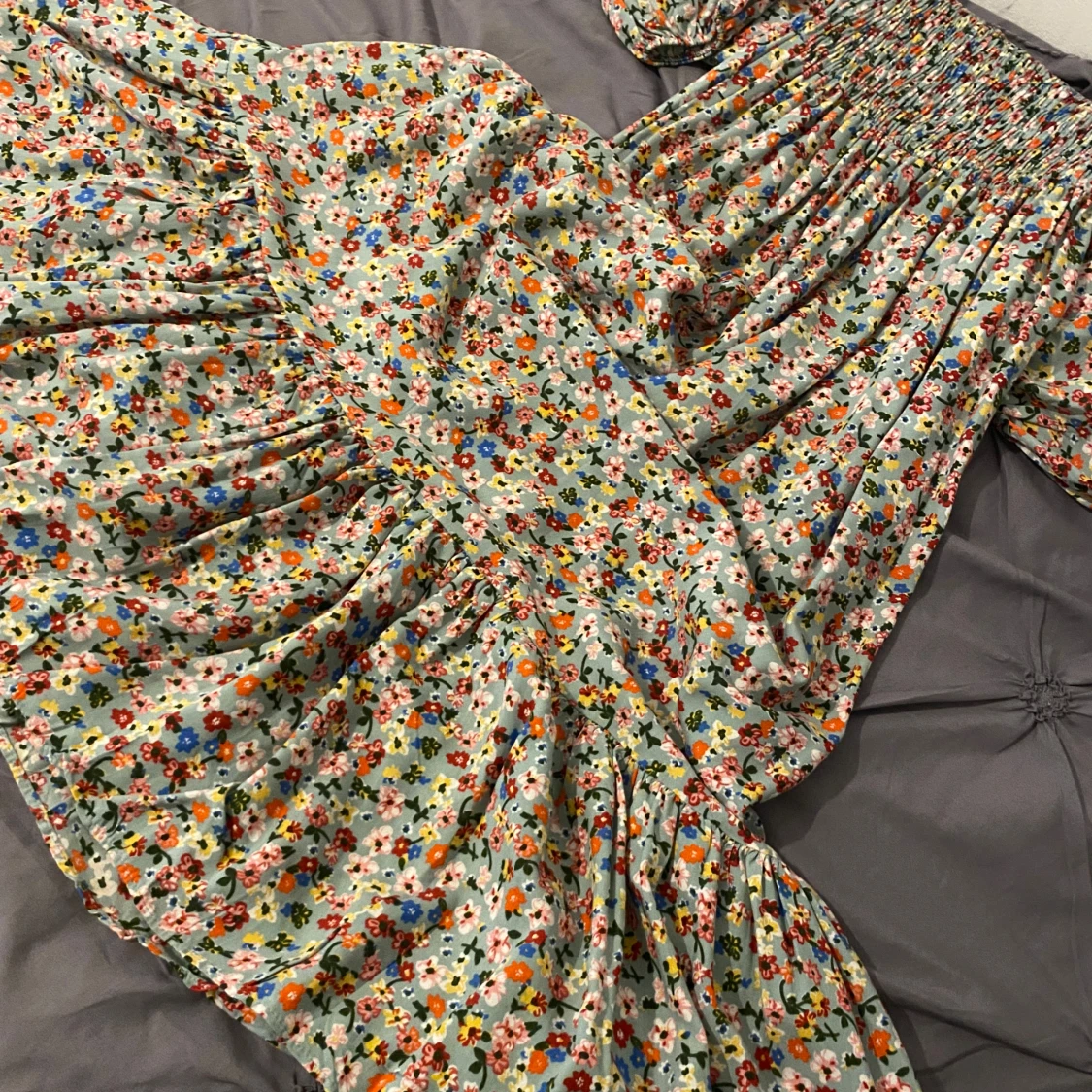 Blommig långklänning med puffärmar  - 2