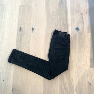 Nudie Jeans ”Grim Tim” - Nudie Jeans storlek 30/32 nypris ca 1600kr. Midjemått 76-77 cm