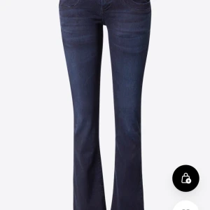 Ltb Mörkblå bootcut jeans - Snygga mörkblå bootcut jeans med klassisk femficksdesign och låg midja. Jeansen har en lätt utsvängd passform nertill och är perfekta för en trendig vardagslook. Materialet är denim och färgen är djupblå. Från Ltb och väldigt fina! 
