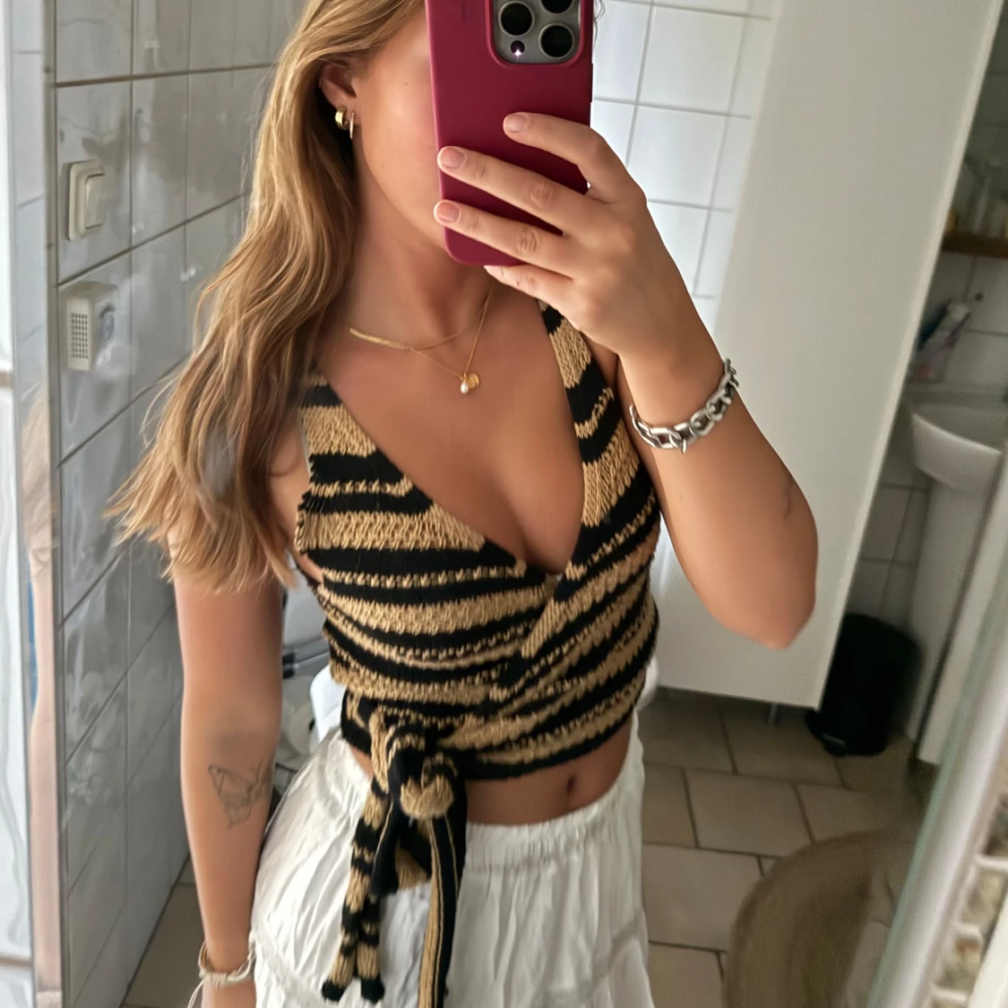 Svart och beige randig croppad omlottopp