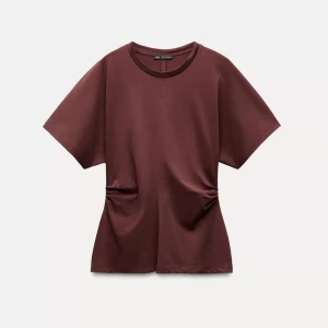 Vinröd t-shirt från Zara - Säljer denna snygga röda tröja från Zara. Aldrig använd så är helt som ny