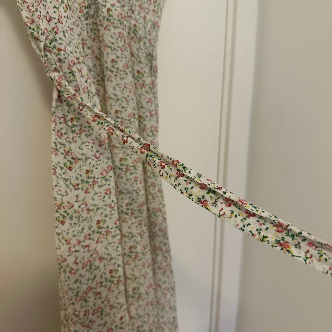 Blommig omlottklänning med knytband - 1