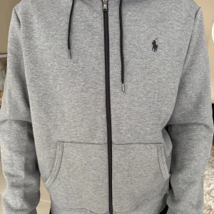 Grå Ralph lauren hoodie  - Snygg grå hoodie från Ralph Lauren, skön kvalité och sprillans ny ! Passar till allt 