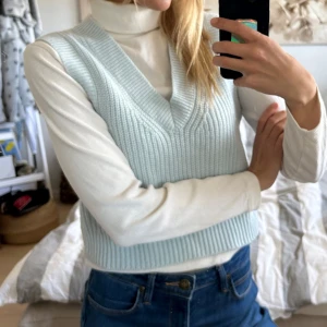Ljusblå stickad väst - Säljer en ljusblå stickad väst med v-ringning. 🩵