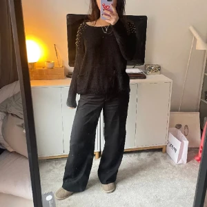 Stickad tröja - Stickad tröja med nitar