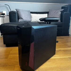 Lenovo Gamingdator - CPU: i5-8400 RAM 8gb  GPU: GTX 1050 2gb SSD: 256gb  Datorn stänger ibland av sig själv, troligen pga att cpu:n inte är vad den har varit. Förutom det så ska datorn fungera som den ska. 