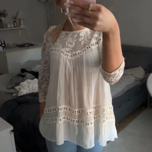 Vit spetsblus från KappAhl - Säljer en vit spetsblus från KappAhl med fina spetsdetaljer och trekvartsärma. Den är använd ett få tal gånger.💕
