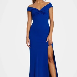 Blå långklänning med slits - Elegant blå långklänning med offshoulder-design och en stilfull slits. Klänningen har en v-ringad detalj framtill som ger en sofistikerad look. Perfekt för speciella tillfällen. Passar xs-m då den är väldigt stretchig. 