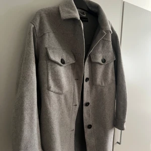 Grå kappa från Zara - En grå kappa ifrån Zara i storlek Xs, perfekt nu till våren!! Hör av er vid frågor, pris kan diskuteras vid snabb affär!