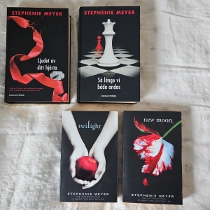 Twilight-serien av Stephenie Meyer OBS engelska titlar SÅLDA - Säljer 'Ljudet av ditt hjärta' och 'Så länge vi båda andas'. Engelska titlar redan sålda!! Böckerna kan säljas separat två och två (dvs. Engelska utgåvorna Twilight & New Moon för sig, och vice versa m. Svenska utgåvorna Ljudet av ditt hjärta & Så länge vi båda andas.)**