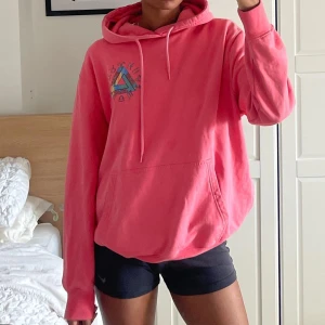 Rare hoodie från Palace - oanvänd - Säljer en cool rosa hoodie från Palace med ett unikt zodiakmönster på ryggen och en mindre logga på bröstet. Tröjan har en klassisk känguruficka och justerbar huva. Sista bilden visat priset på stock X. 