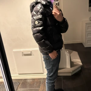 Svart dunjacka från Moncler -  Tja, säljer min svarta Moncler Maja om du vill ha mer bilder så är det bara skriva nypris 18000. Men köpte den för 6999. Kan snacka om priset vid snabba aferer.