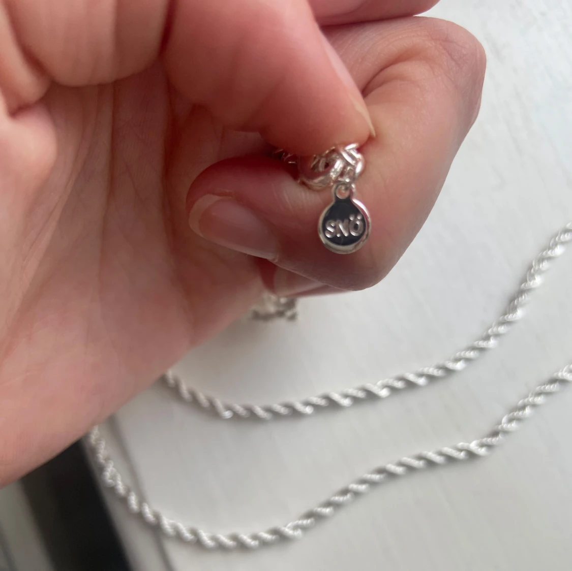 Silverpläterat halsband från Snö of Sweden med tvinnad design  - 1