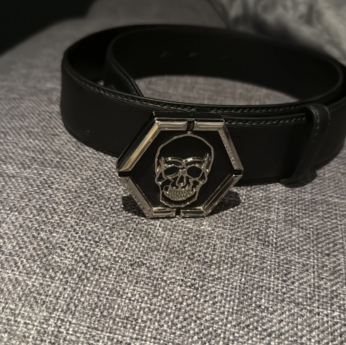 Svart bälte med dödskalle-spänne från Philipp Plein