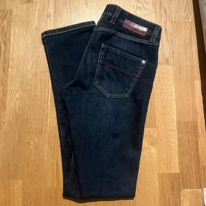 Mörkblå jeans från Tramarossa - Snygga mörkblå jeans från Tramarossa i modellen Leonardo. As sköna och tvär snygg tvätt. Nypris, 5000kr men mitt pris är 899kr.