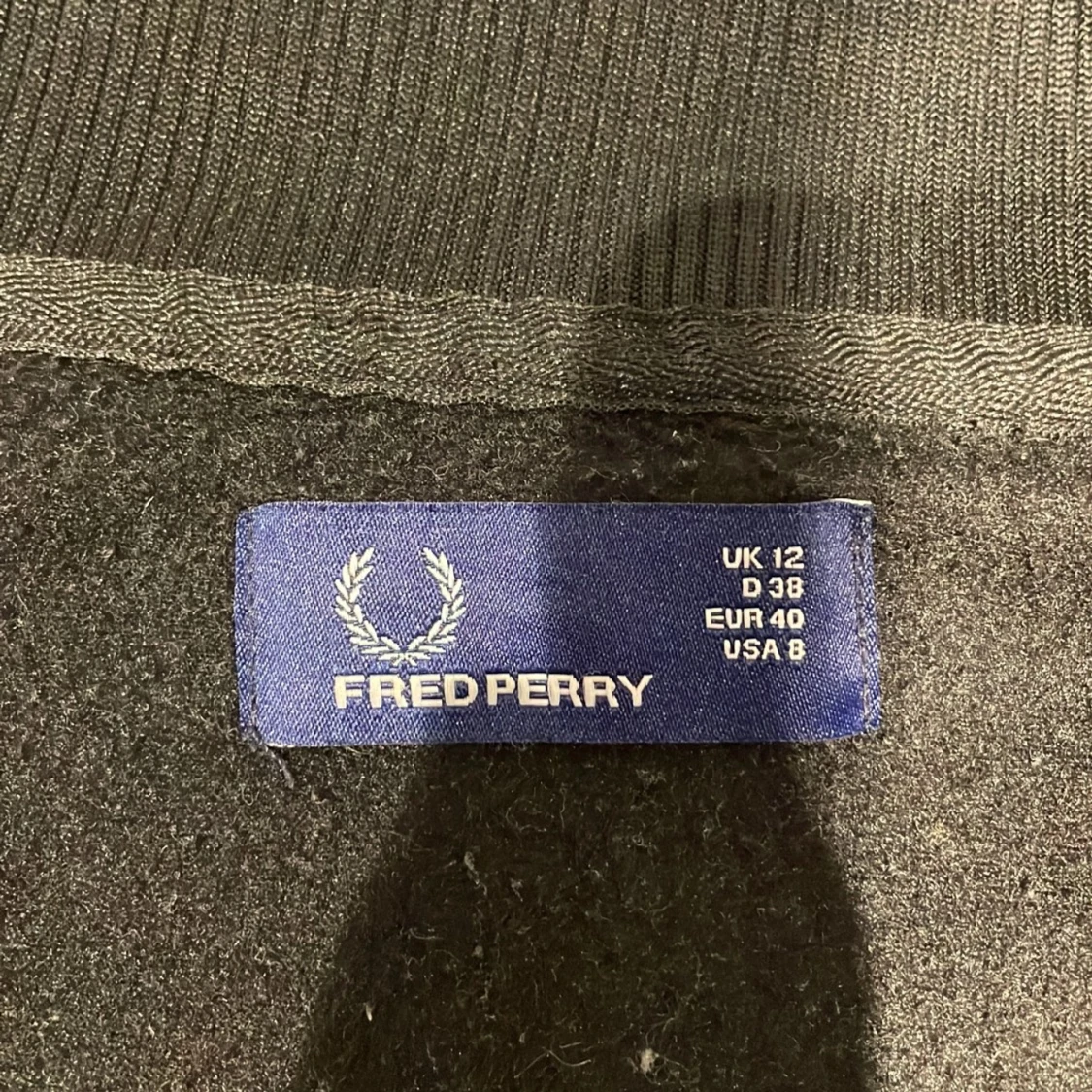 Svart tröja med zip från Fred Perry - 2